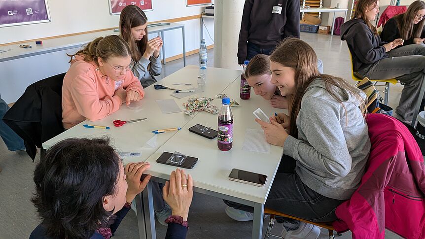 Adriana Pálffy-Buß and several participants building their pseudo-holograms.