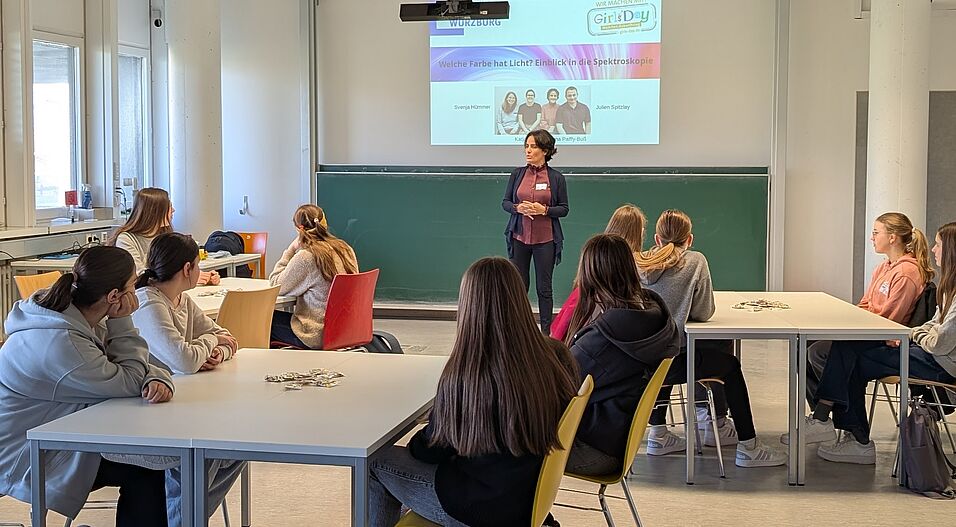 Adriana Pálffy-Buß holding a presentation.